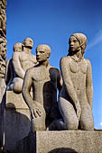 Oslo, Norvegia.Parco Vigeland. Uno dei gruppi scultorei realizzati sulla scalinata su cui sorge il famoso monolito. 